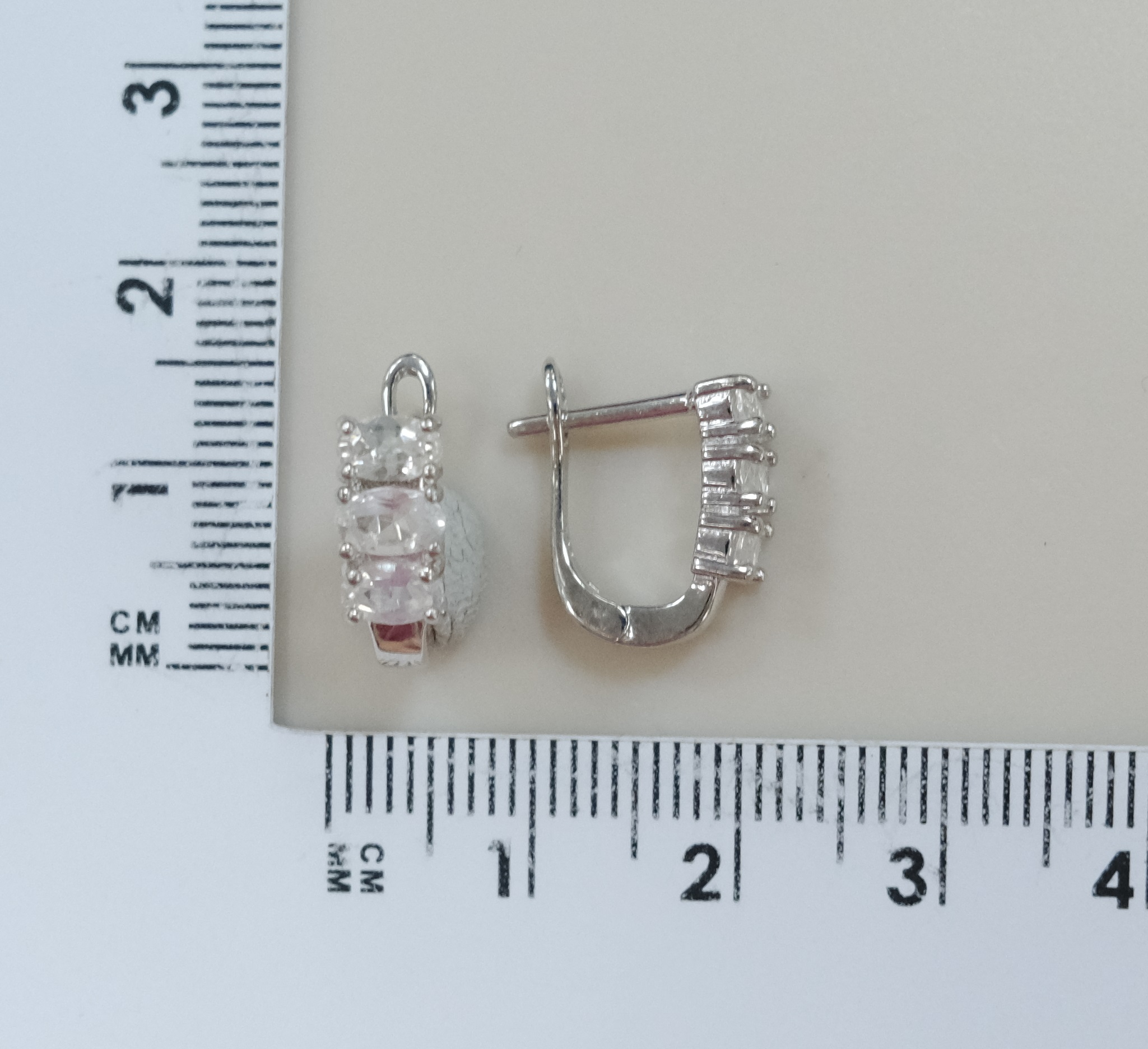 Серебряные серьги с лунными камнями